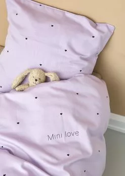 Design Letters Mini Favorite Baby Pussilakanasetti, Liila -Outdoor Textiles myynti design letters mini favourite baby bedlinen 4