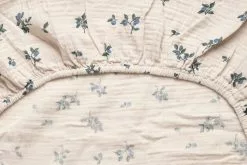 Garbo & Friends Blueberry Muslin Muotoonommeltu Lakana, 60x120 Cm -Outdoor Textiles myynti garbo friends blueberry muslin fitted sheet 2