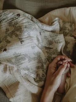 Garbo & Friends Pomegranate Viltti Musliini, 110x110 Cm -Outdoor Textiles myynti garbo friends pomegranate muslin swaddle blanket 3