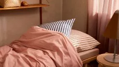 Juna Bæk & Bølge Lines Tyynynpäällinen 50x60 Cm, Tummansininen / Valkoinen -Outdoor Textiles myynti juna bkblge lines orngott 60x50 cm sand vit se 14