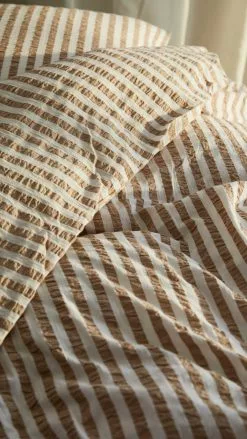 Juna Bæk & Bølge Lines Tyynynpäällinen 60x63 Cm, Sand / Valkoinen -Outdoor Textiles myynti juna bkblge lines orngott 60x50 cm sand vit se 8