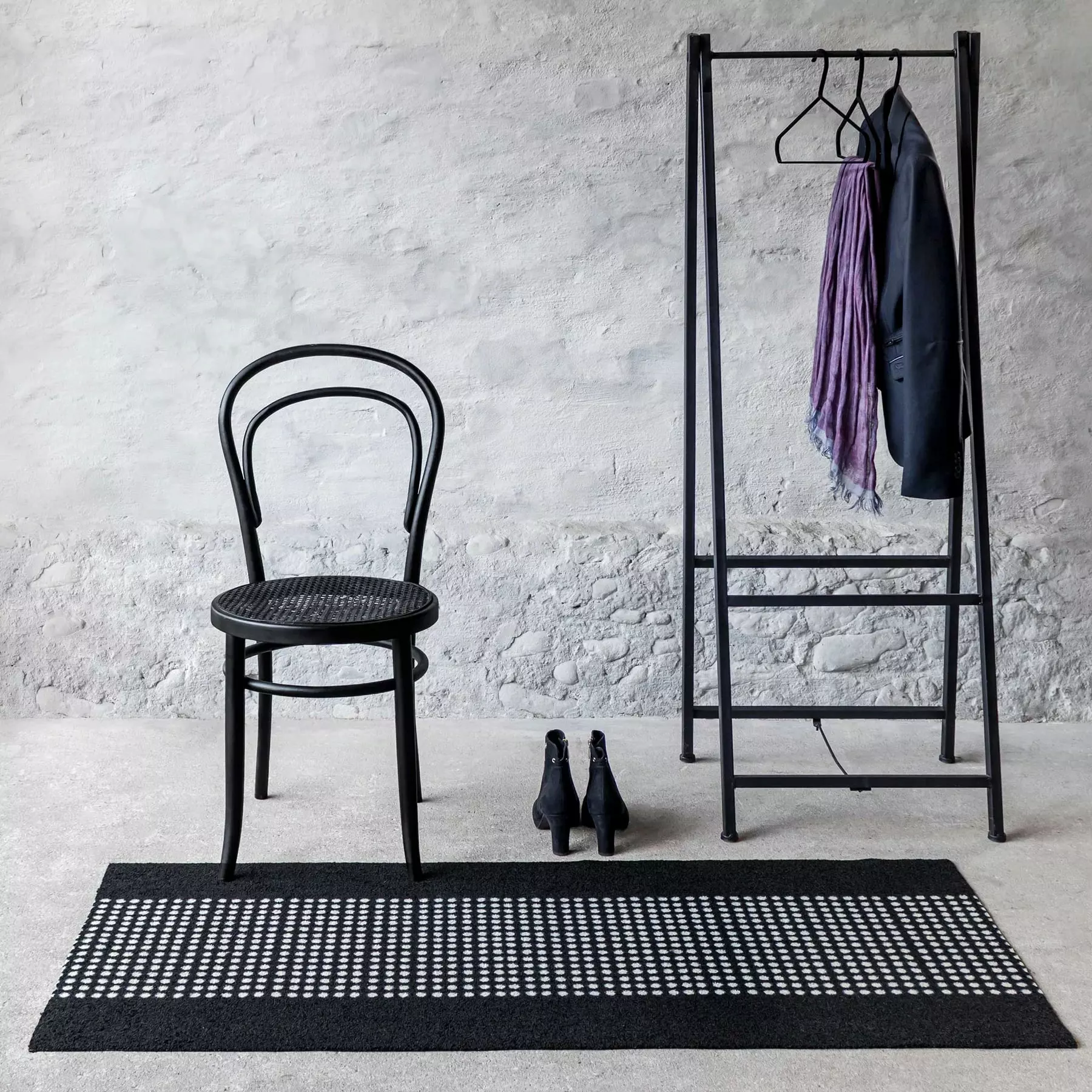 Mette Ditmer Dots Matto Musta, 55x80 Cm 2 Mette Ditmer Dots Matto Musta, 55x80 Cm - Image 2