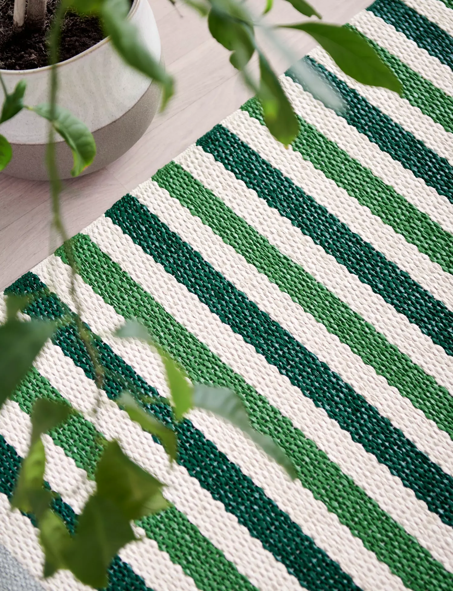 Pappelina Teo Matto Tummanvihreä / Grass Green / Vanilla, 70x240 Cm 2 Pappelina Teo Matto Tummanvihreä / Grass Green / Vanilla, 70x240 Cm - Image 2